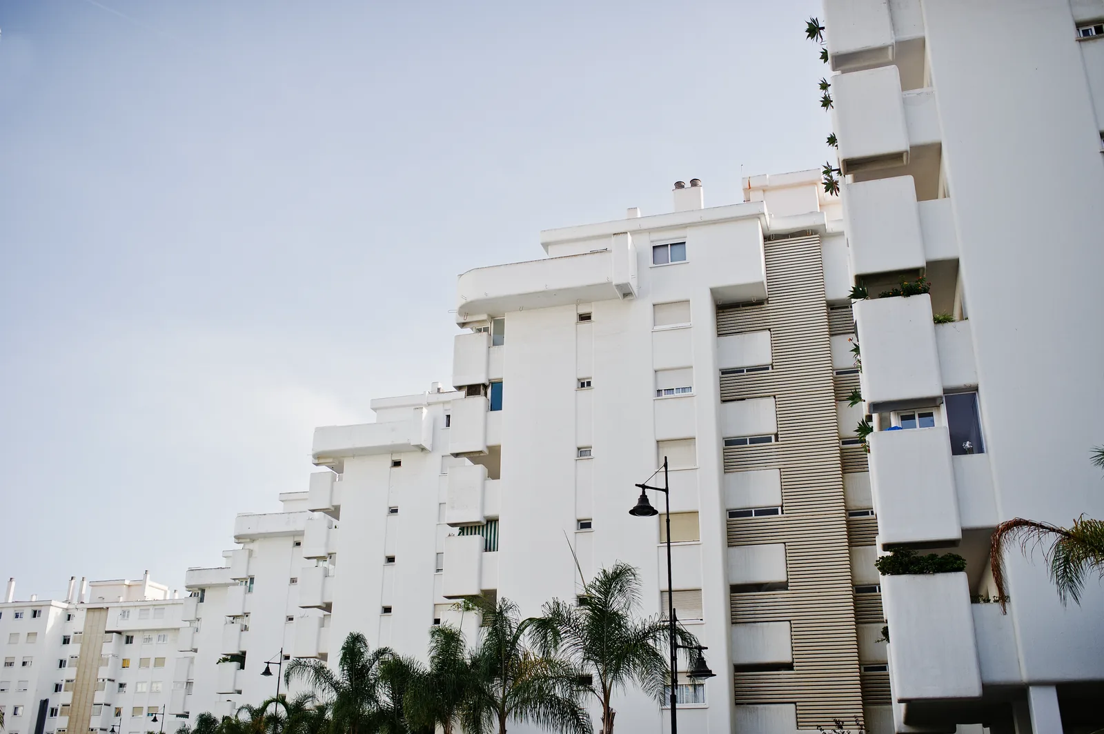 Edificios residenciales en la Costa Daurada de Tarragona con balcones y vegetación