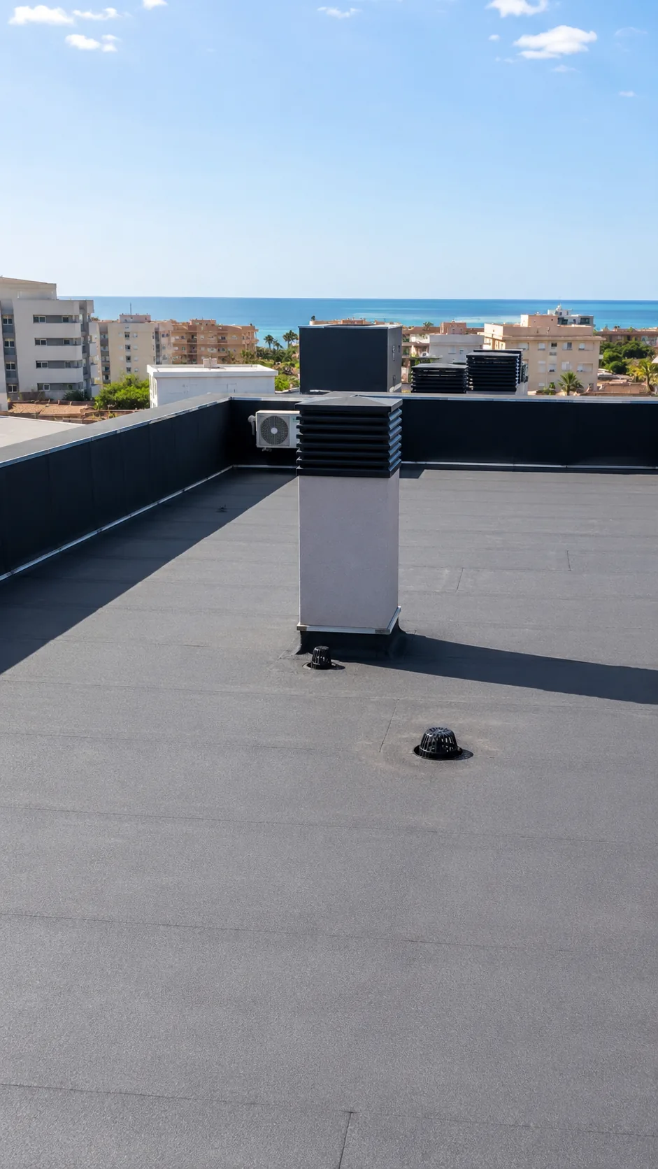 Terrado impermeabilizado de edificio residencial en Tarragona para revisión preventiva en verano