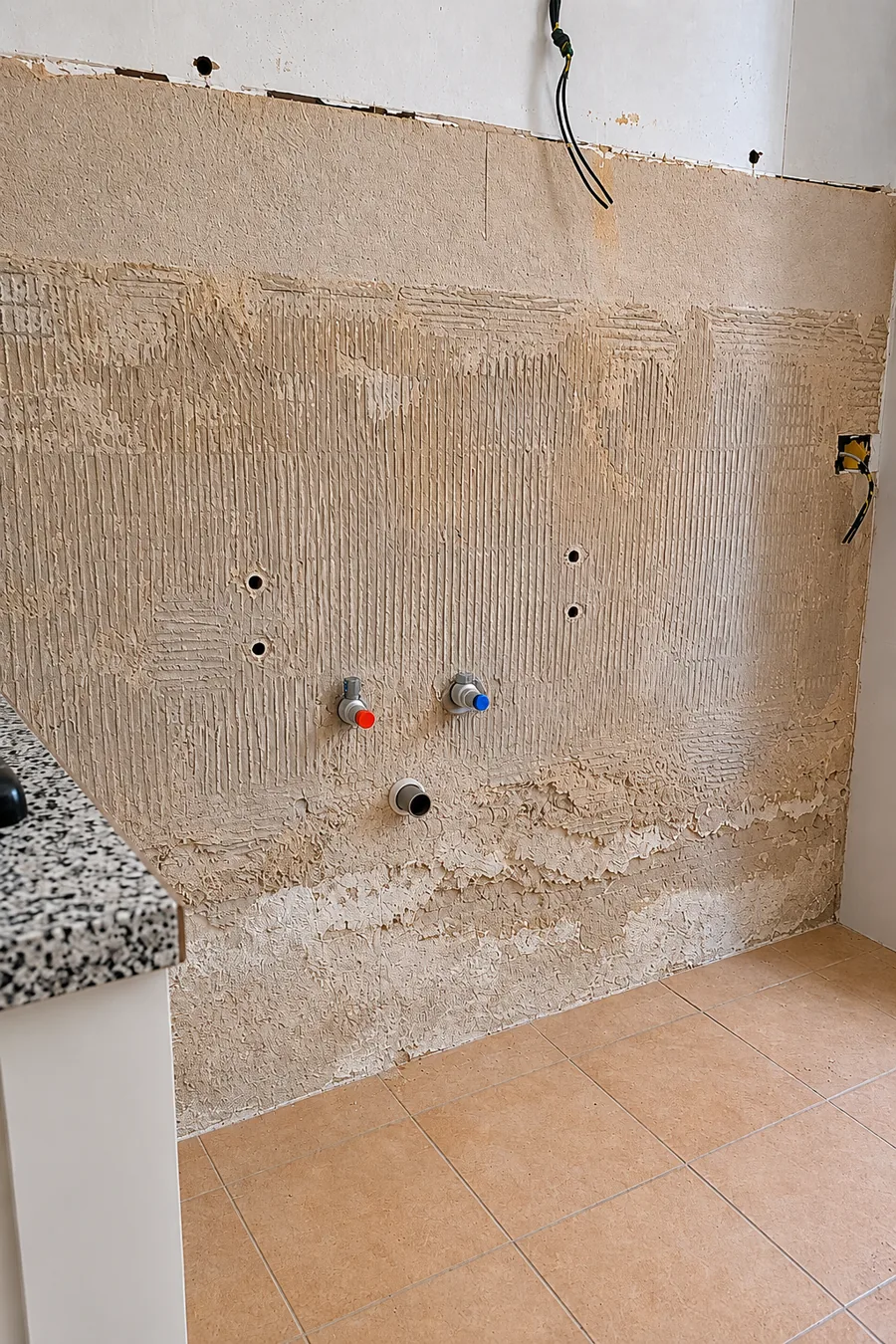 Instalación de fontanería de cocina durante una reforma
