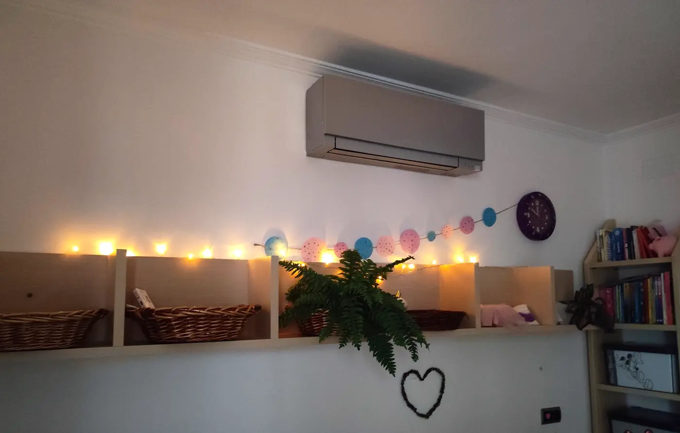 Split de aire acondicionado instalado en un dormitorio de vivienda en Reus