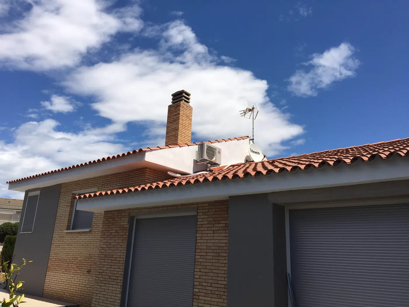 Unidad exterior de aire acondicionado instalada en vivienda de Reus