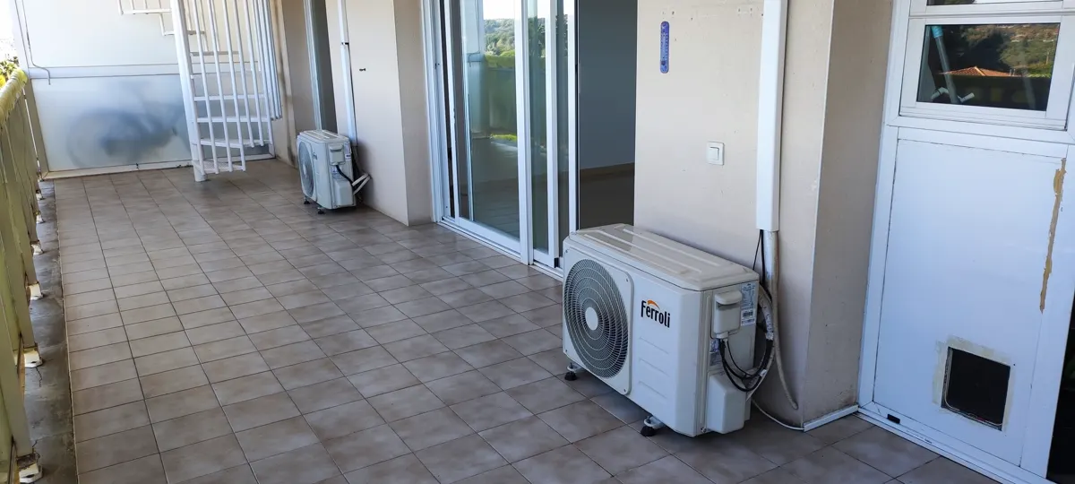 Balcones de apartamentos en Salou con unidades exteriores de aire acondicionado