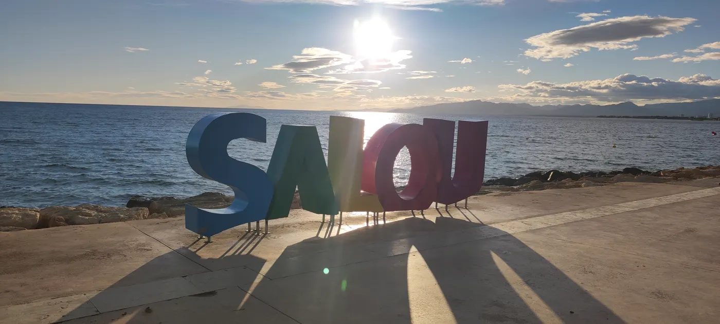 Letras de Salou junto al mar en la Costa Daurada