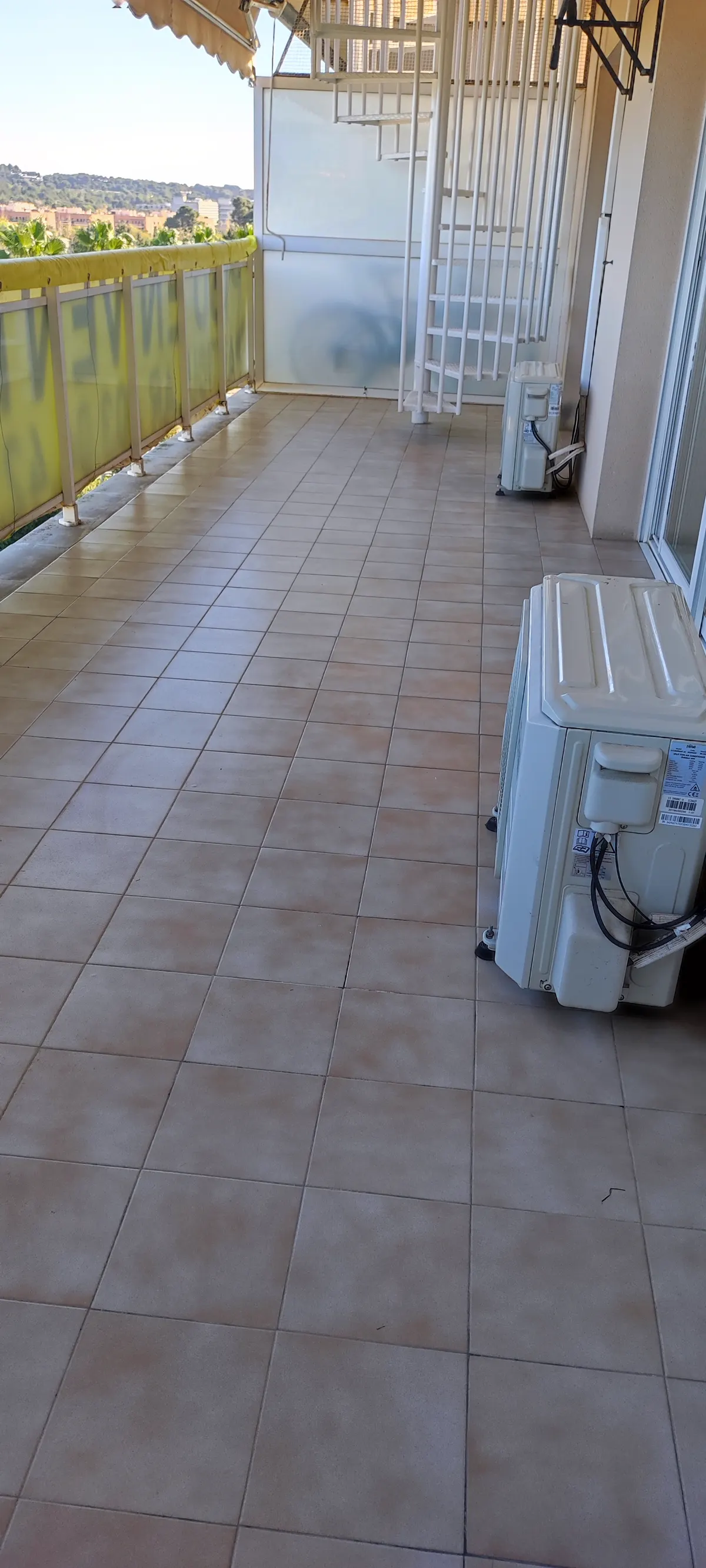 Unidad exterior de aire acondicionado en el balcón de un apartamento en Salou