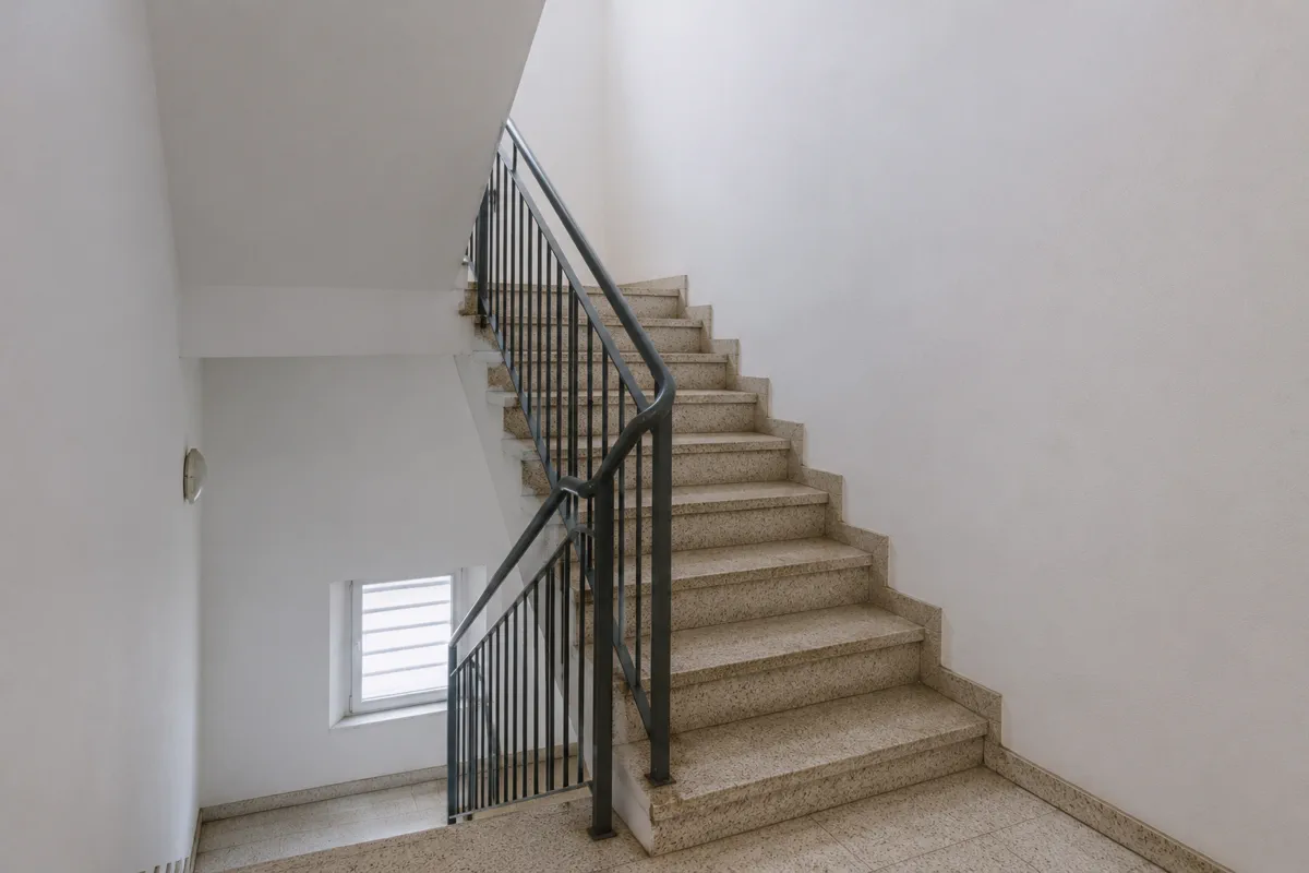 Escalera de comunidad de vecinos preparada para trabajos de pintura en zonas comunes