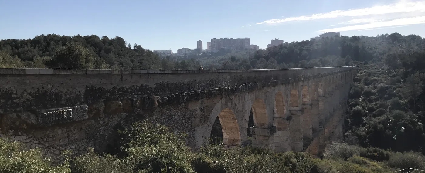 Pont del Diable en Tarragona con la ciudad al fondo