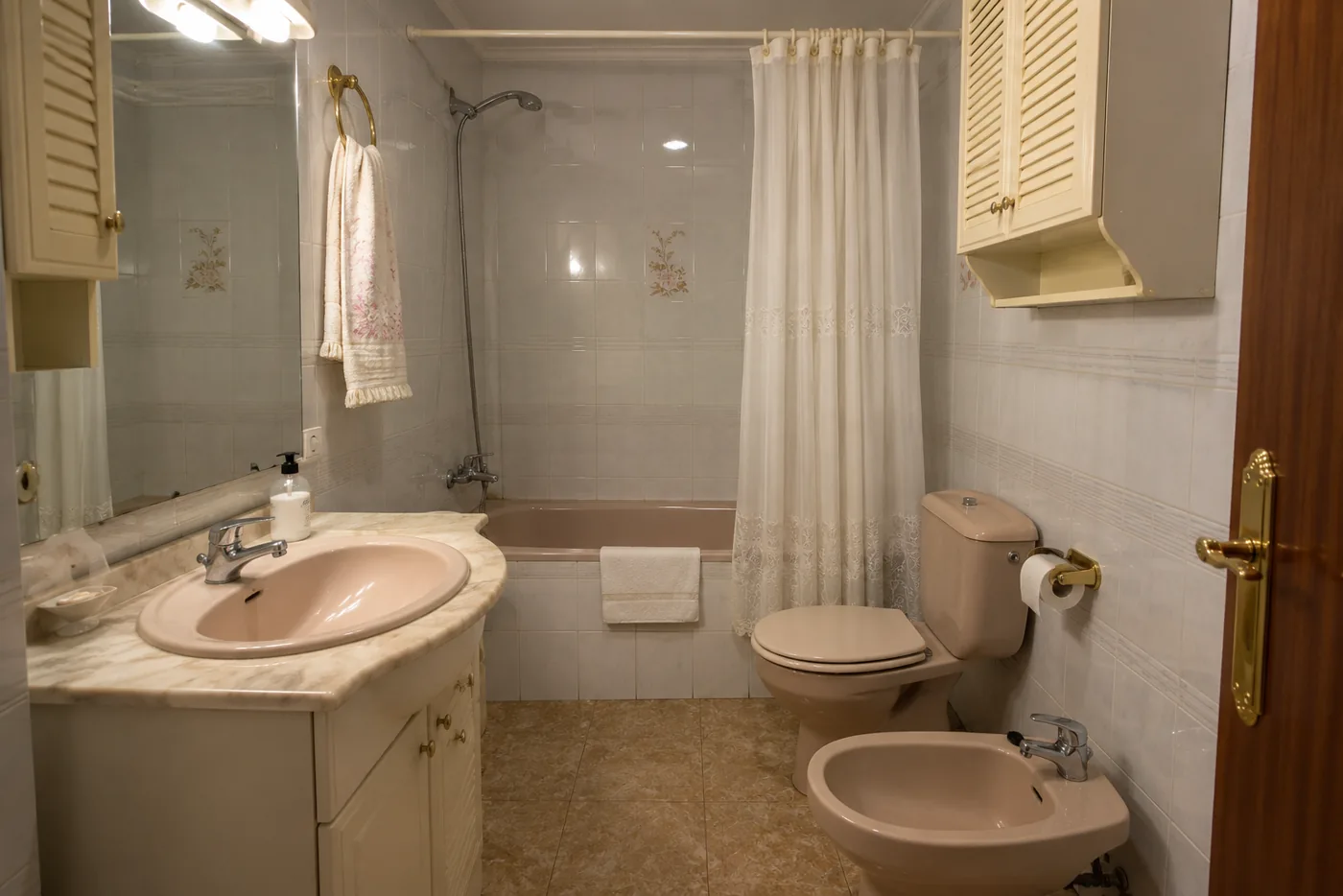 Baño antiguo de más de 30 años antes de una reforma en Tarragona