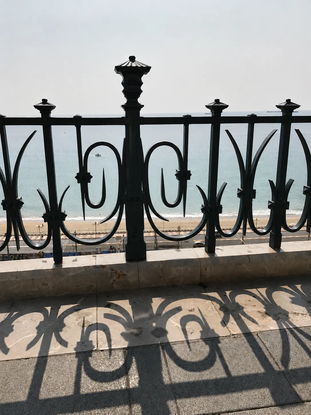 Balcón frente al mar en Tarragona durante la temporada de calor
