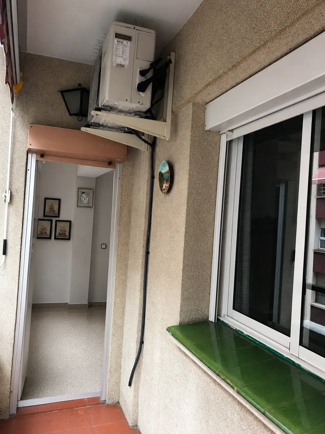 Unidad exterior de aire acondicionado instalada en una terraza de Tarragona