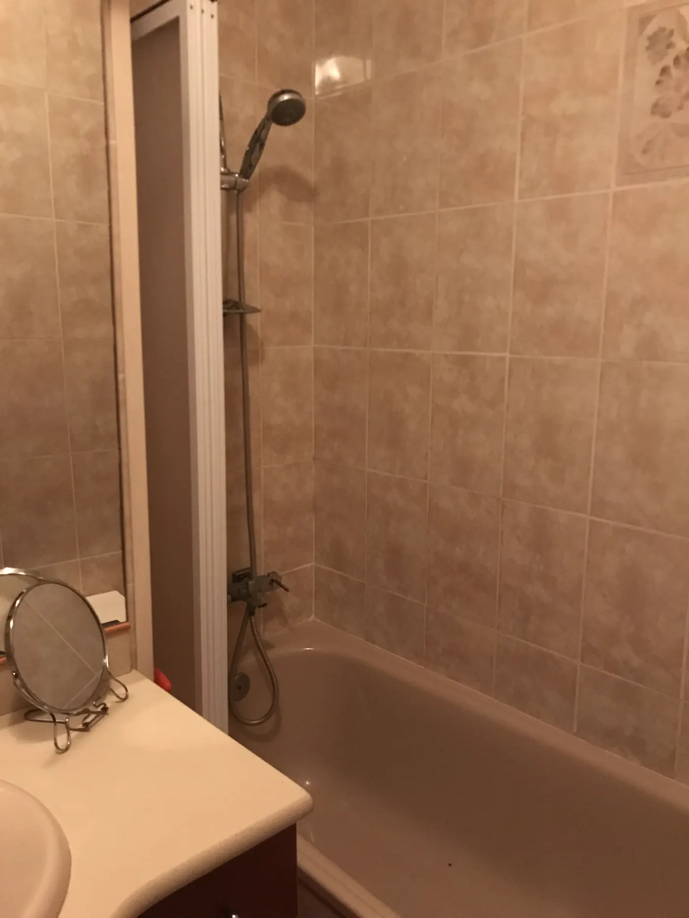 Baño antiguo con bañera antes de sustituirla por plato de ducha en Tarragona
