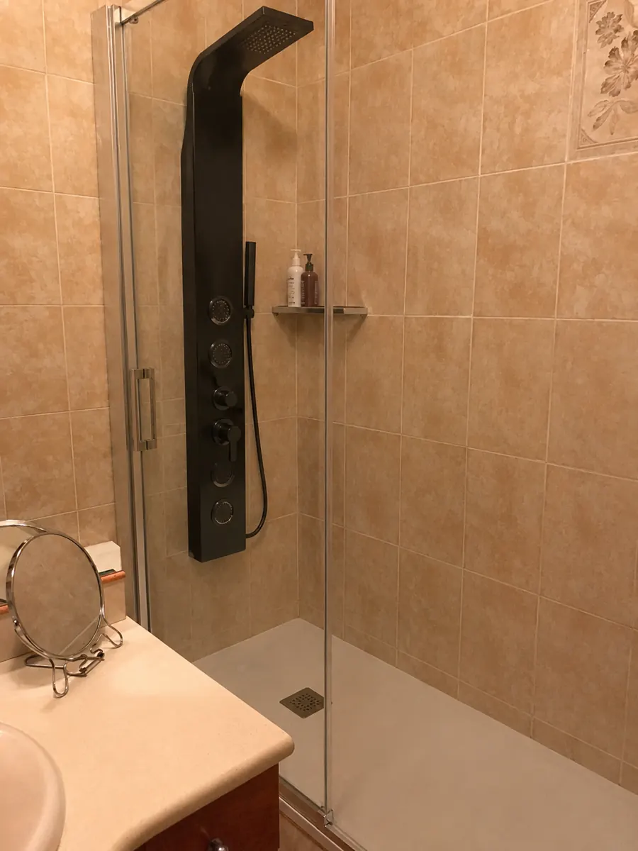 Baño reformado con plato de ducha tras sustituir la bañera en Tarragona