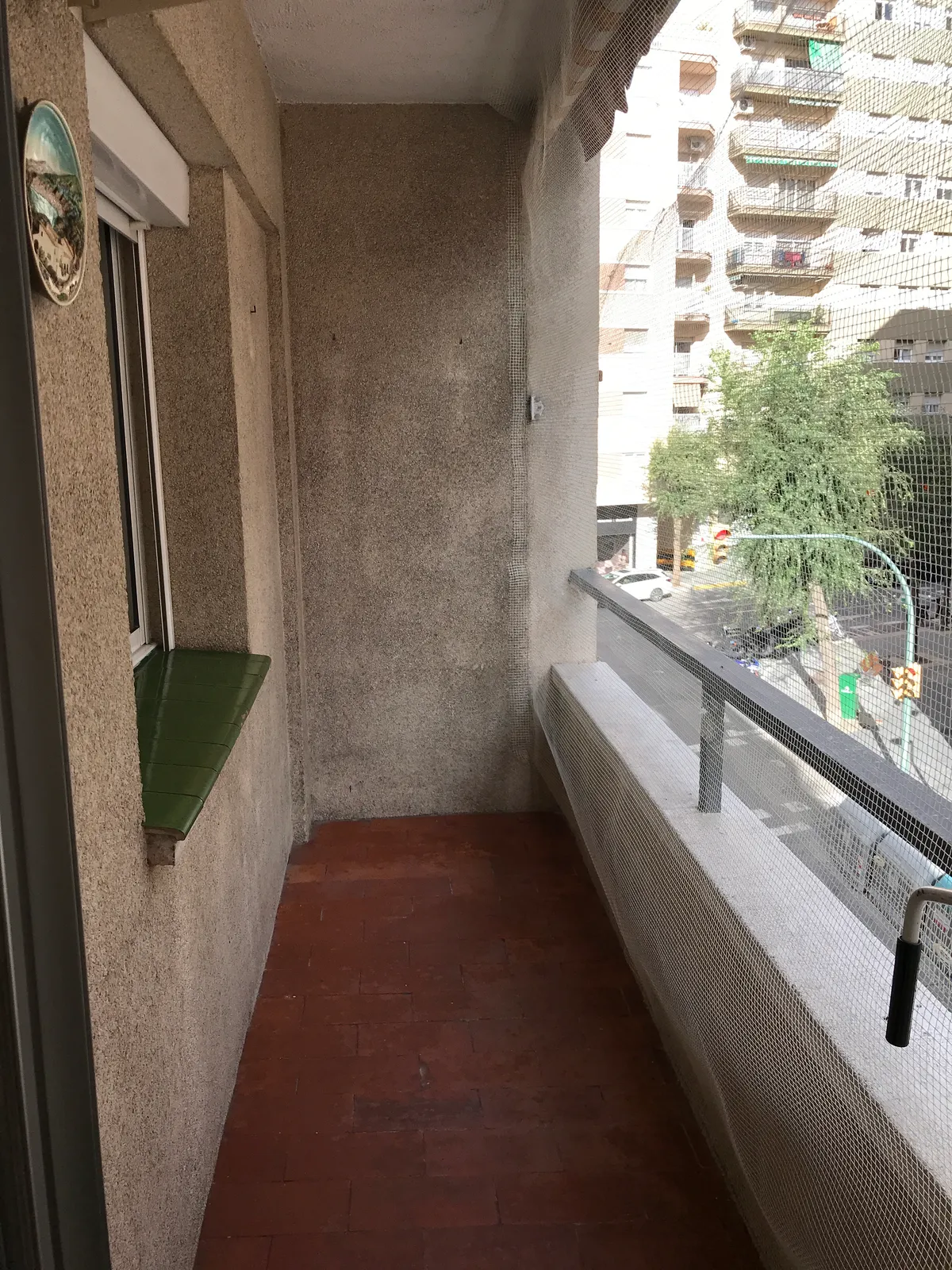 Balcón de piso en Tarragona para valorar la ubicación de la unidad exterior de aire acondicionado