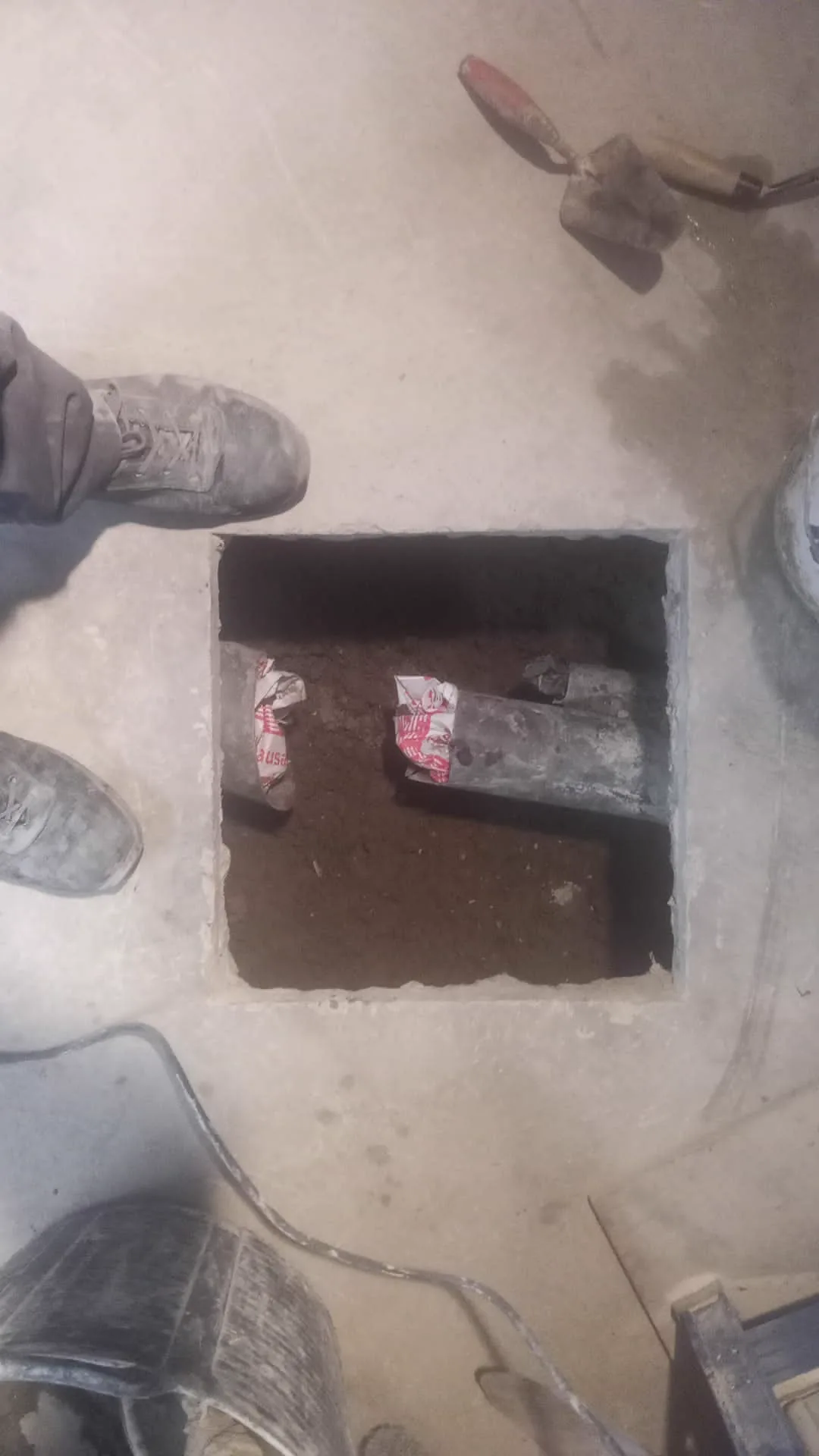 Tuberías de entrada y salida taponadas durante la reparación de la arqueta