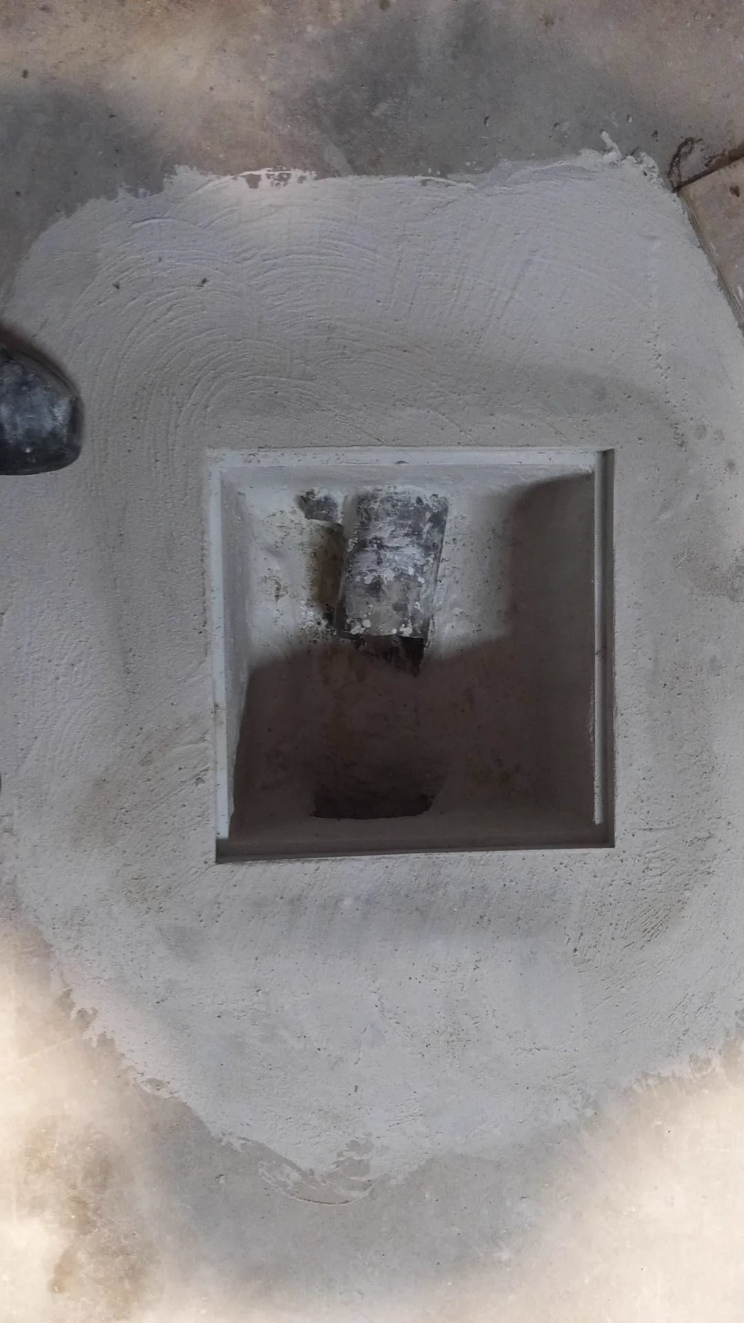 Interior de la arqueta reconstruido con mortero y marco nuevo incrustado