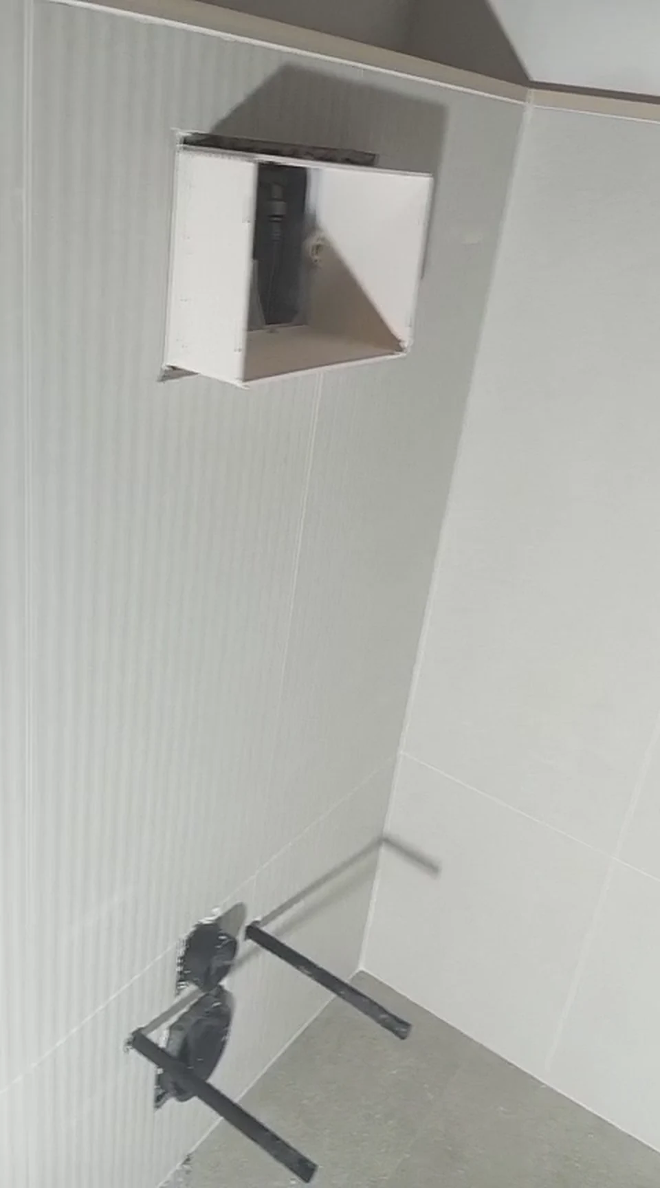 Azulejos del baño con borada blanca en reforma de local en Tarragona