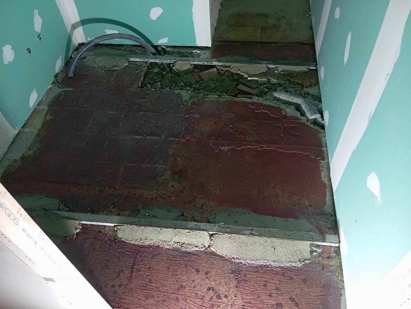 Preparación de suelo deteriorado antes de aplicar mortero autonivelante en reforma de local en Tarragona